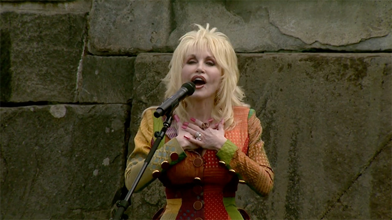 Dolly Parton sings at Smoky Mountains National Park